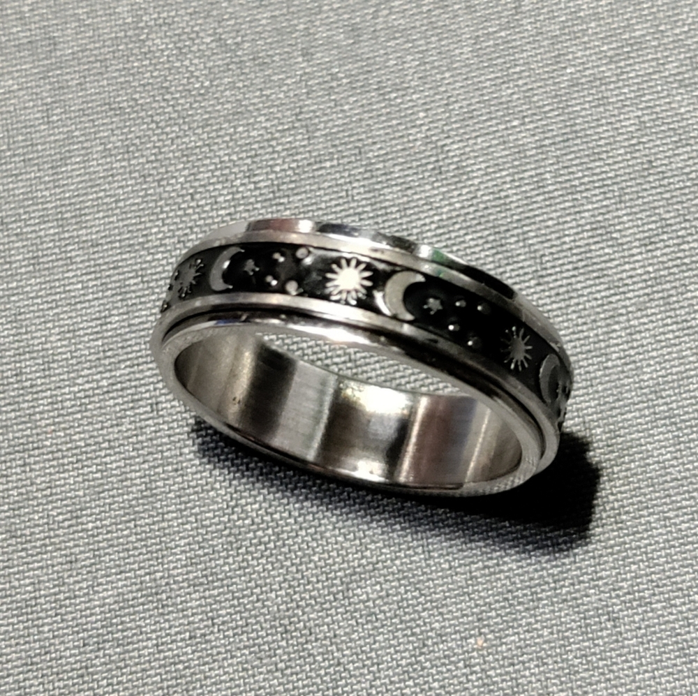 ☀️🌙 NEW Stainless Steel Silver and Black Fidget Spinner Celestial Ring